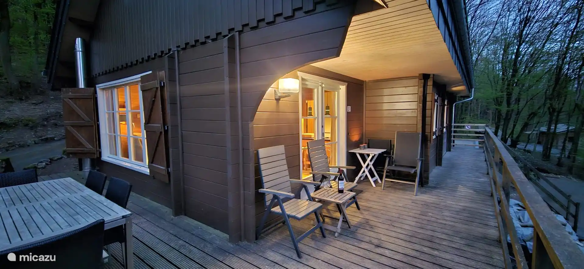 Schöner Baldachin auf der Terrasse zum abendlichen Sitzen 