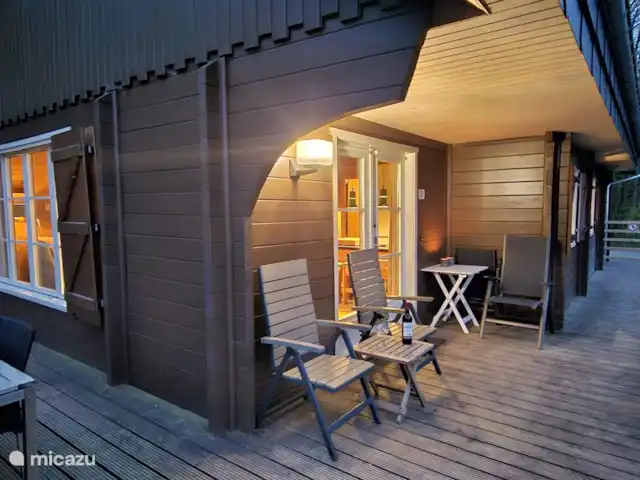 Chalet en bois des Ardennes vue WIFI | Belgique, Ardennes, Manhay - chalet Belle verrière sur la terrasse pour s’asseoir le soir