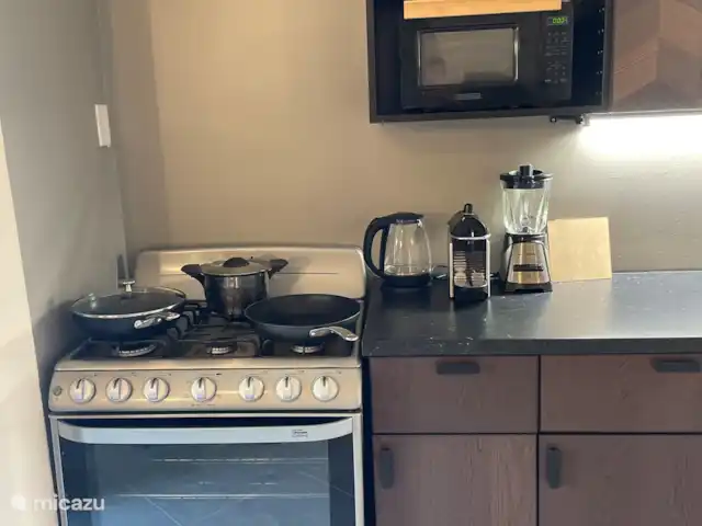 Appartement spacieux à Aruba  | Aruba, Nord, Nord - appartement Cuisine avec micro-ondes, four, cuisinière à gaz, bouilloire, mixeur et cafetière