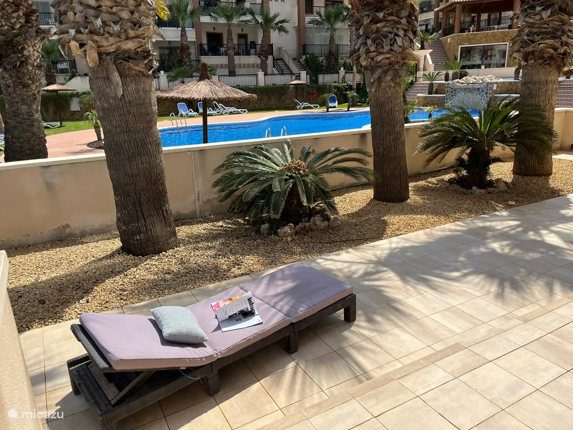 Terraza totalmente vallada justo al lado de la piscina comunitaria.