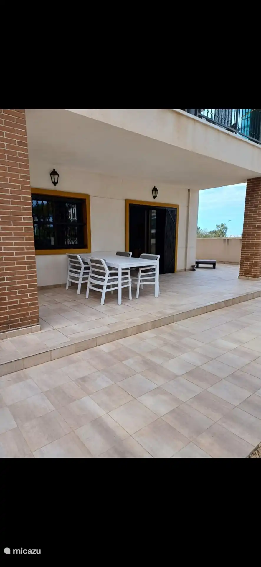 Terraza en planta baja adyacente a la piscina comunitaria.