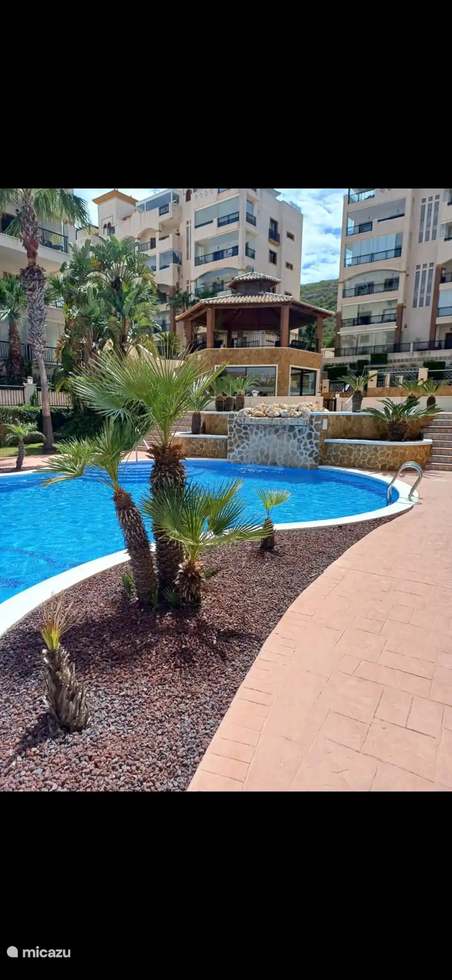 Piscina que está directamente adyacente a la terraza del apartamento.