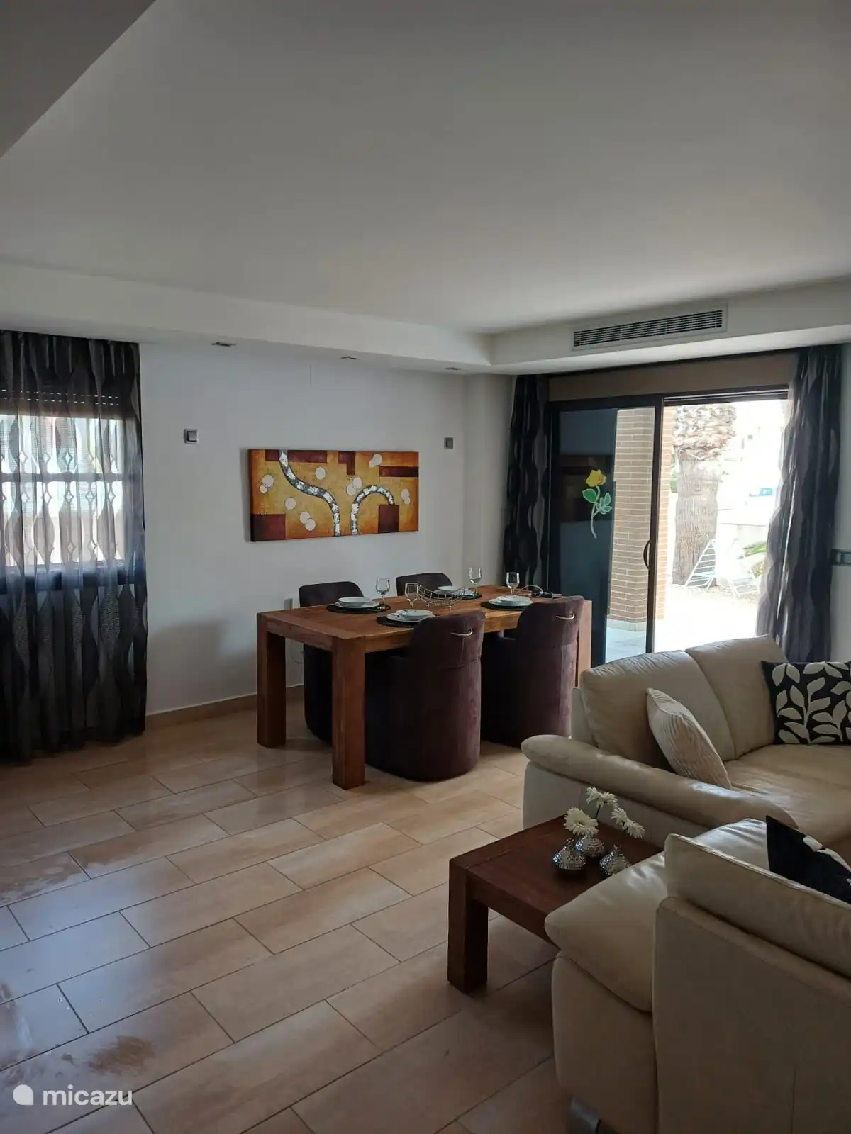 Comedor adyacente a la terraza.