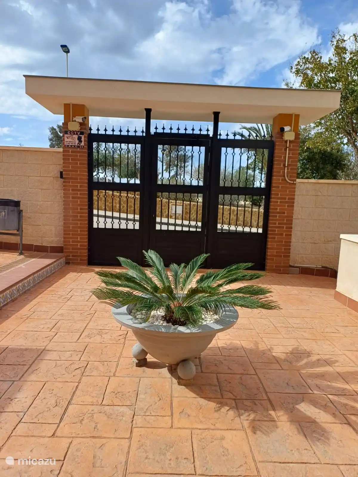 El complejo está vallado.