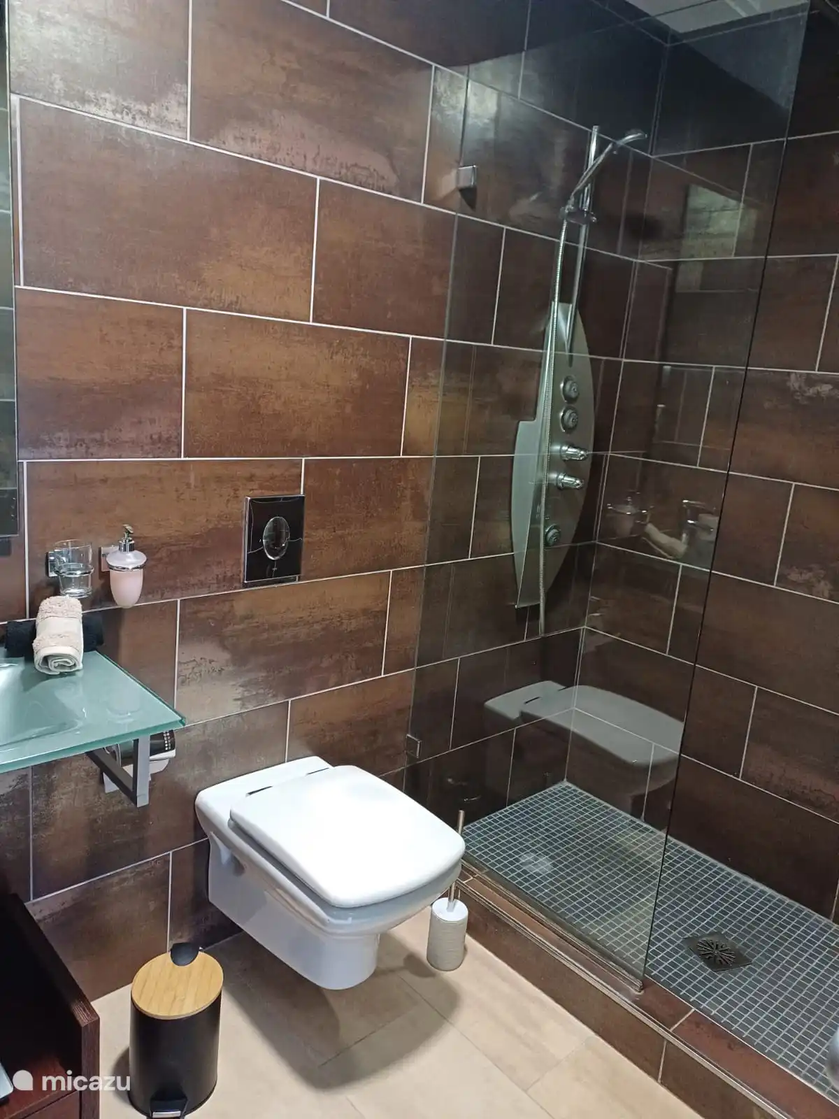 Baño privado perteneciente al dormitorio principal.
