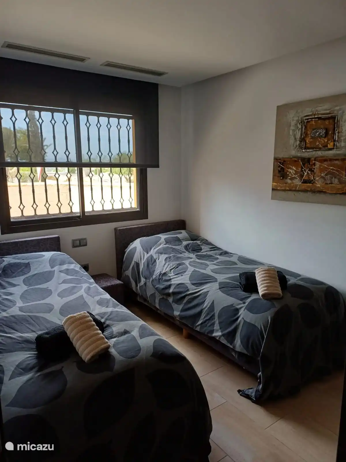 Dormitorio con dos camas individuales