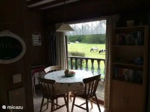 Küchentisch mit Blick auf die Wiese.