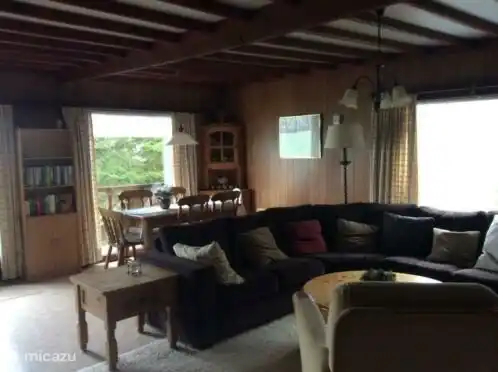 Sitzecke und großer Tisch.