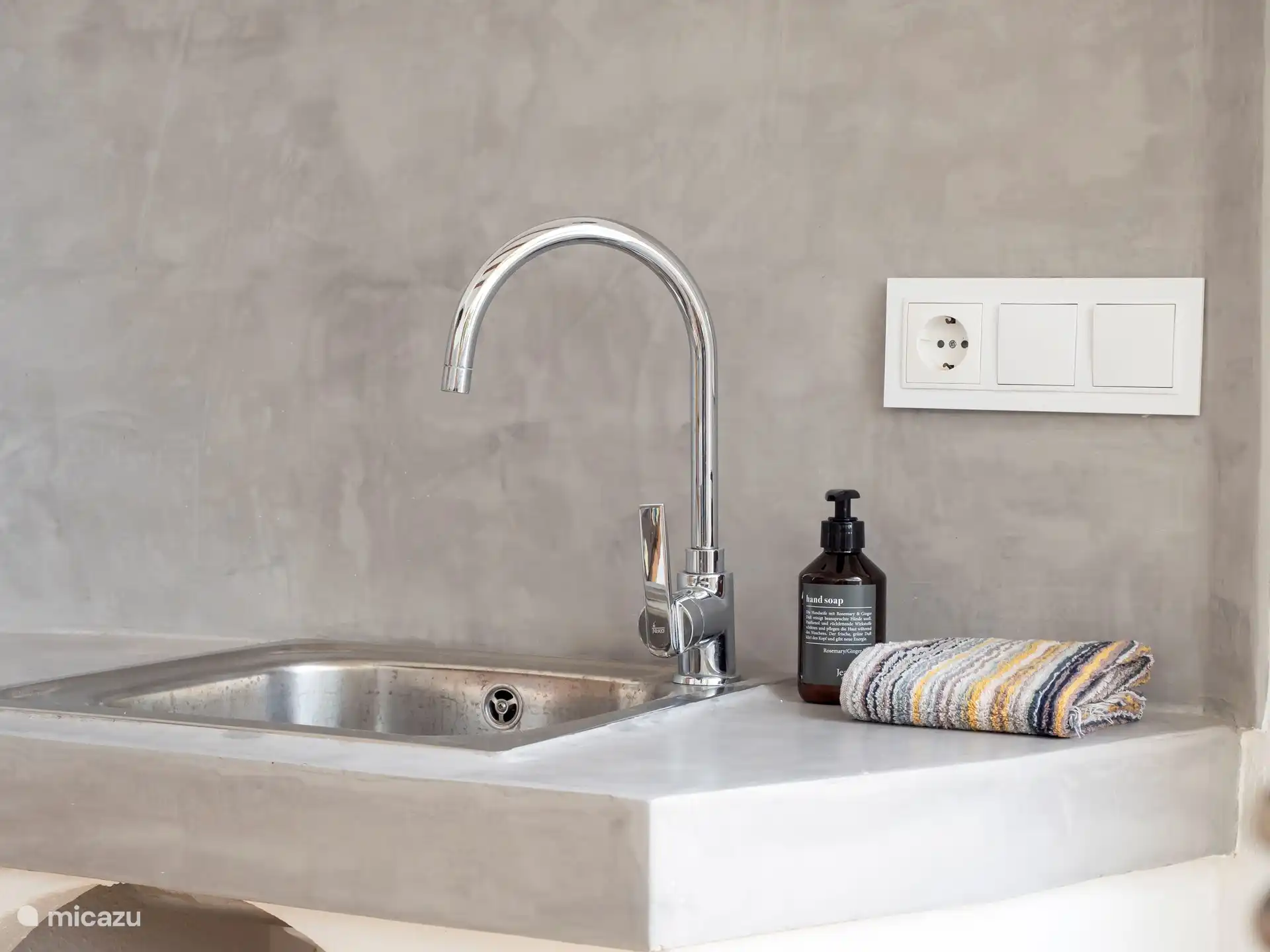 Villa Limonero - Zomerbar met wasbak en BBQ. 