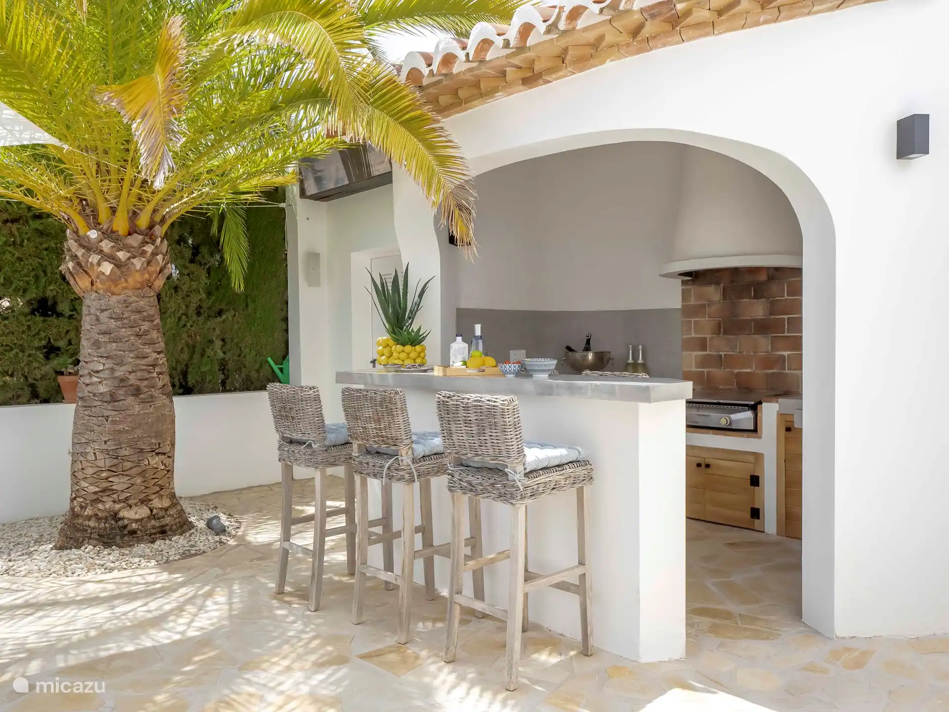 Villa Limonero - Zomerbar met terras naast de keuken. 