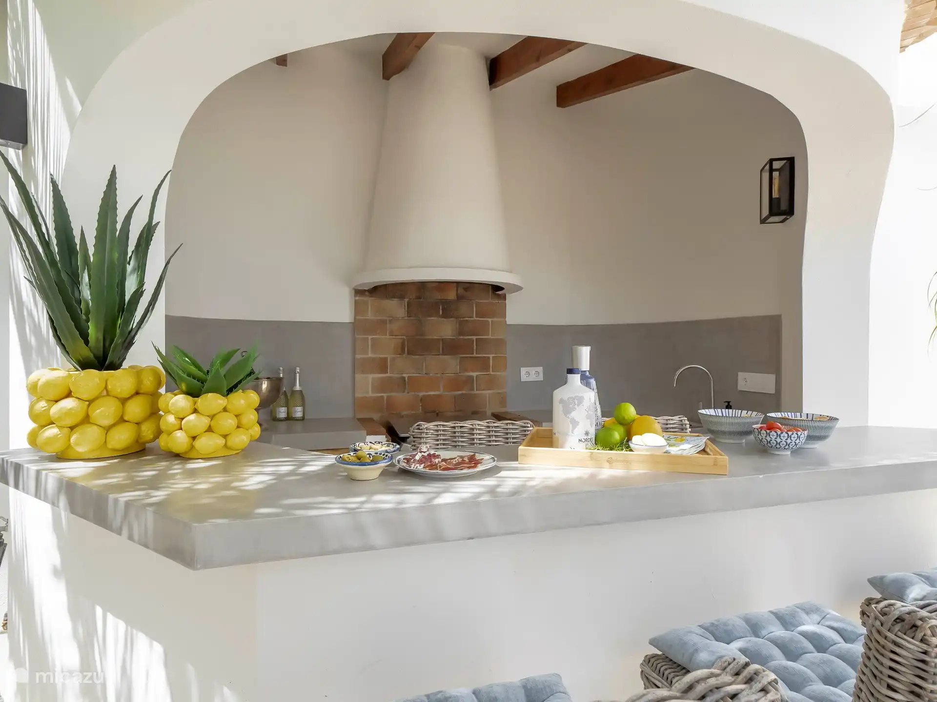 Villa Limonero - Zomerbar met terras naast de keuken. 