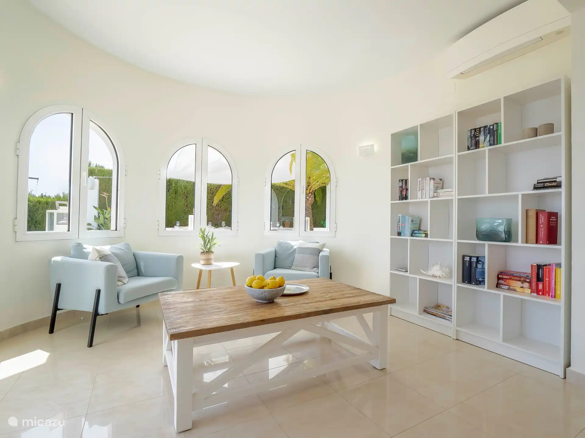 Villa Limonero - Vakantiebibliotheek naast het lounge terras.