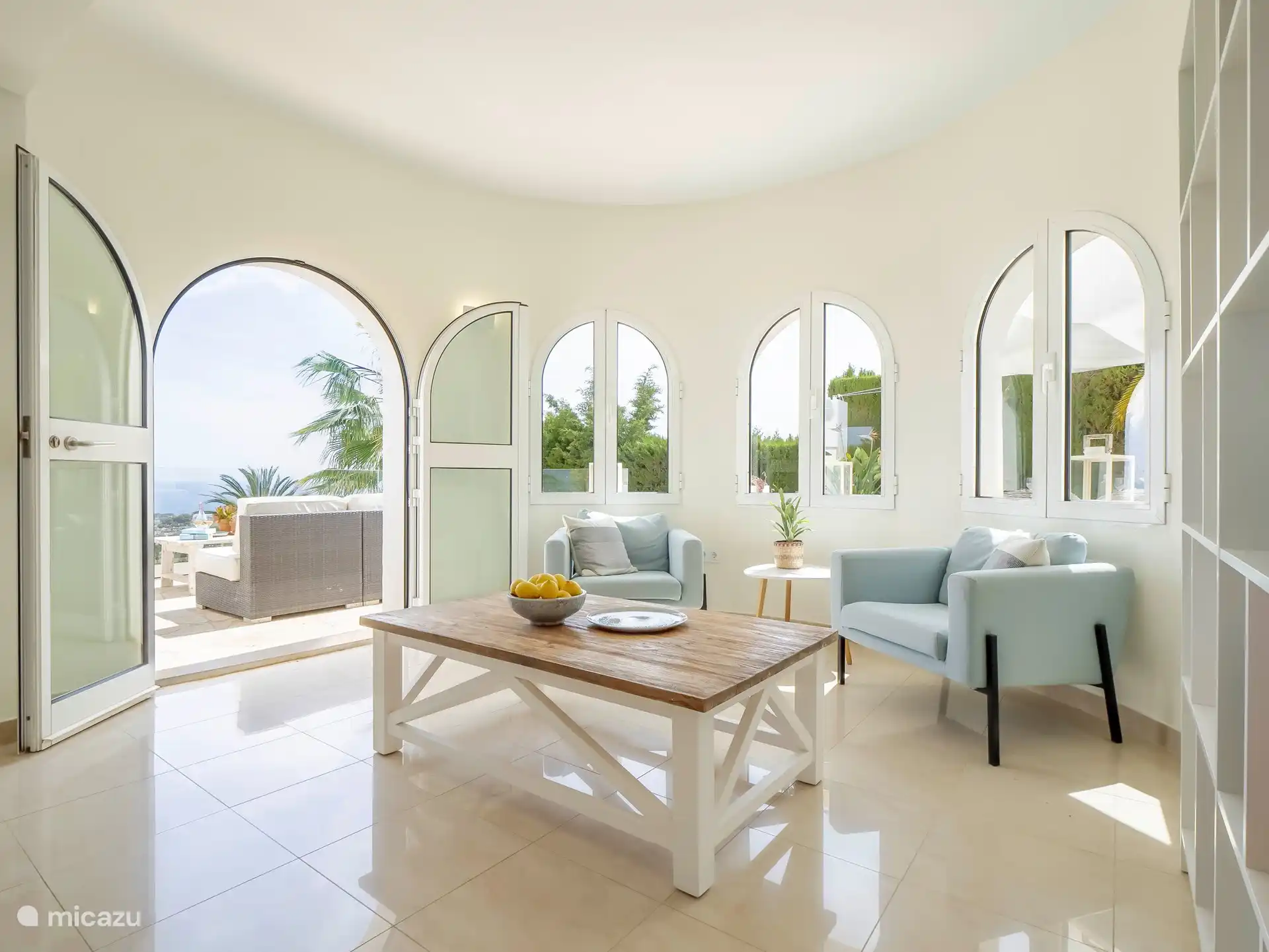 Villa Limonero - Vakantiebibliotheek naast het lounge terras.