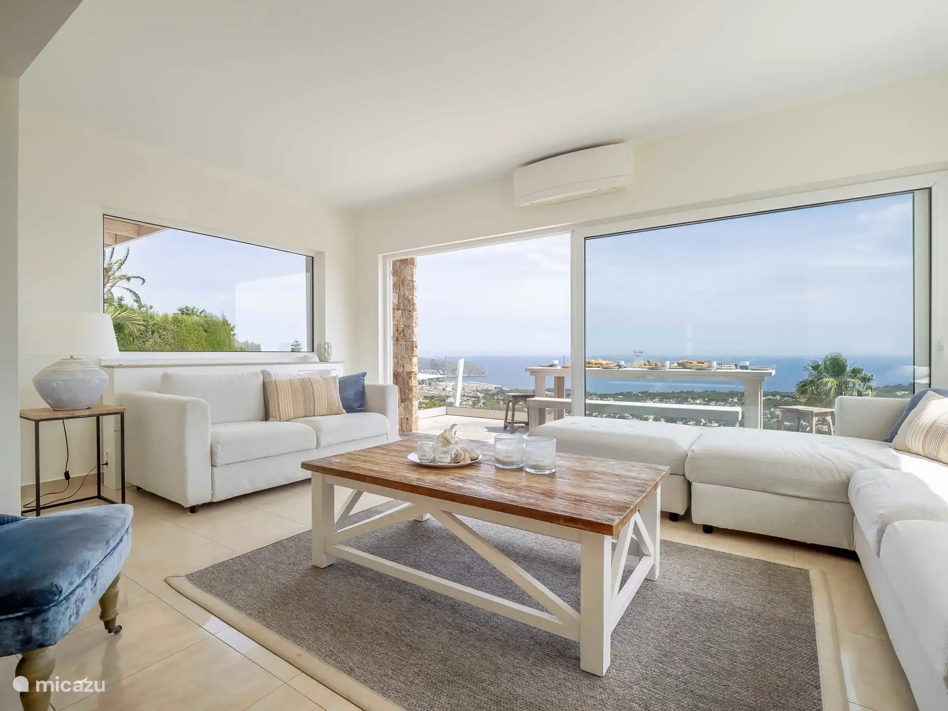 Villa Limonero - Binnenlounge met ontbijtterras. 