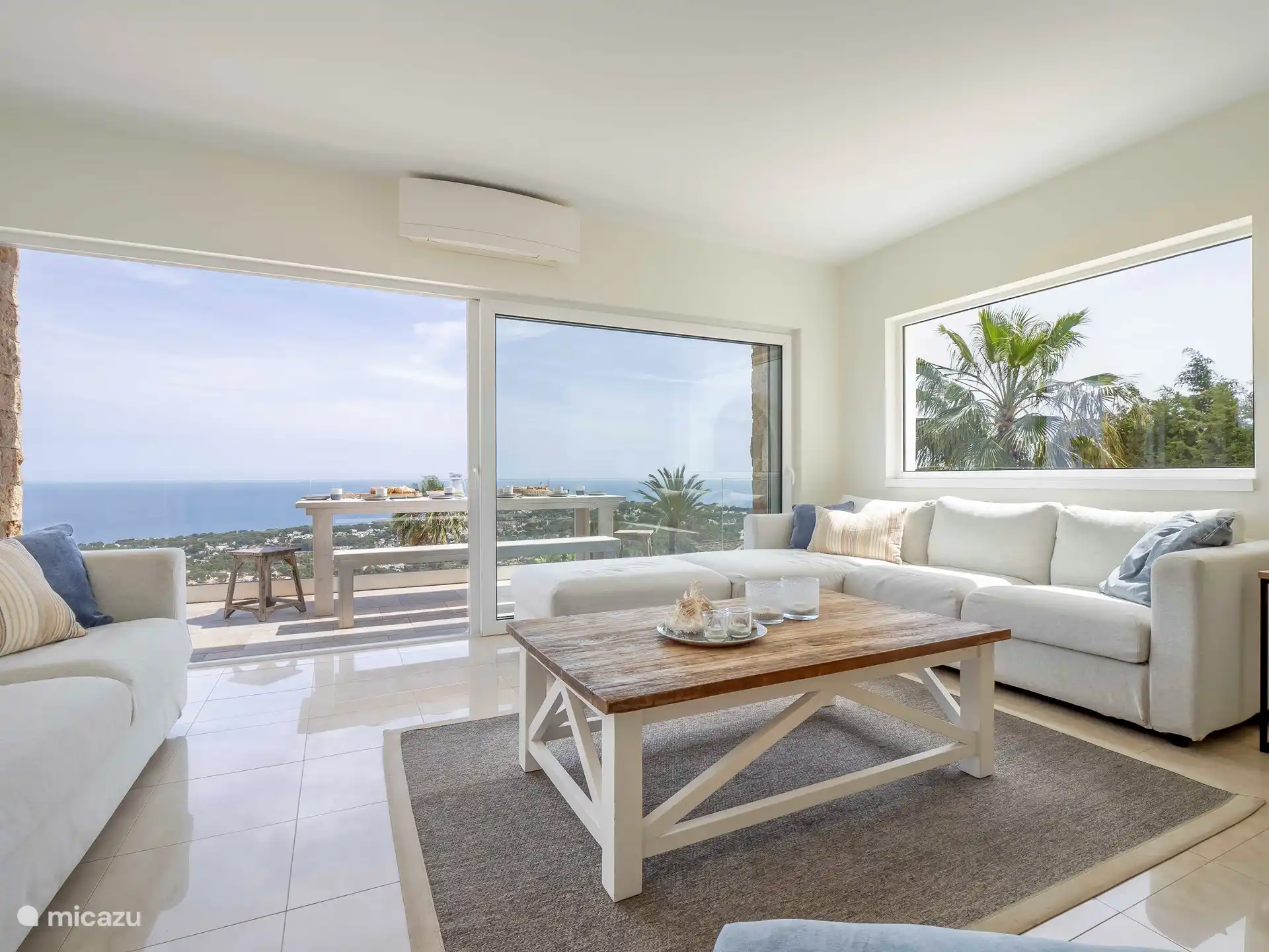 Villa Limonero - Loungeruimte met terras om te ontbijten met prachtig zeezicht.