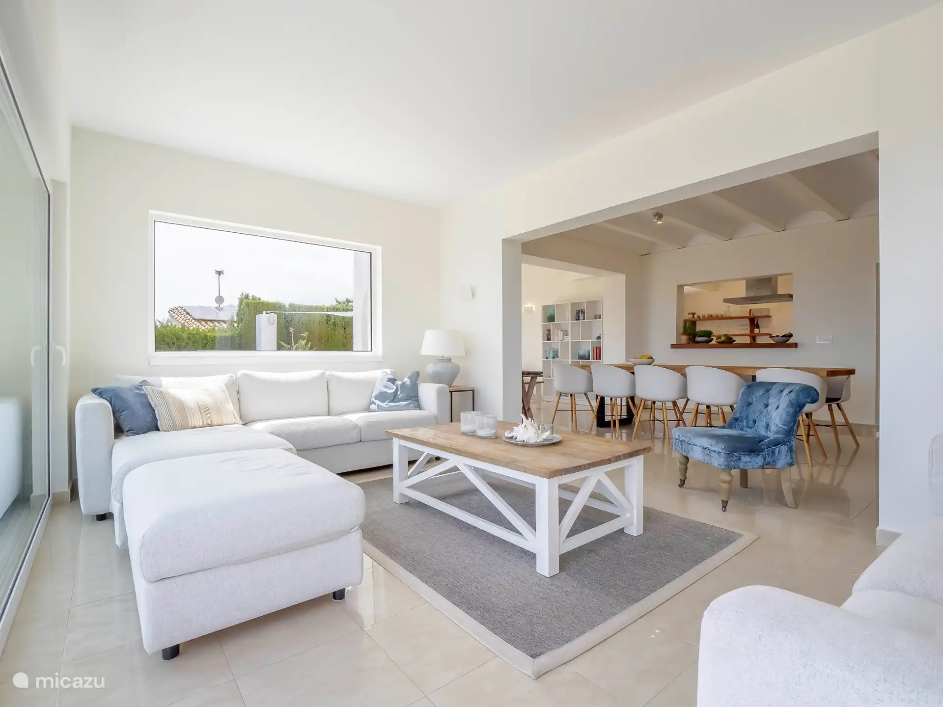 Villa Limonero - Loungeruimte met open eetruimte.