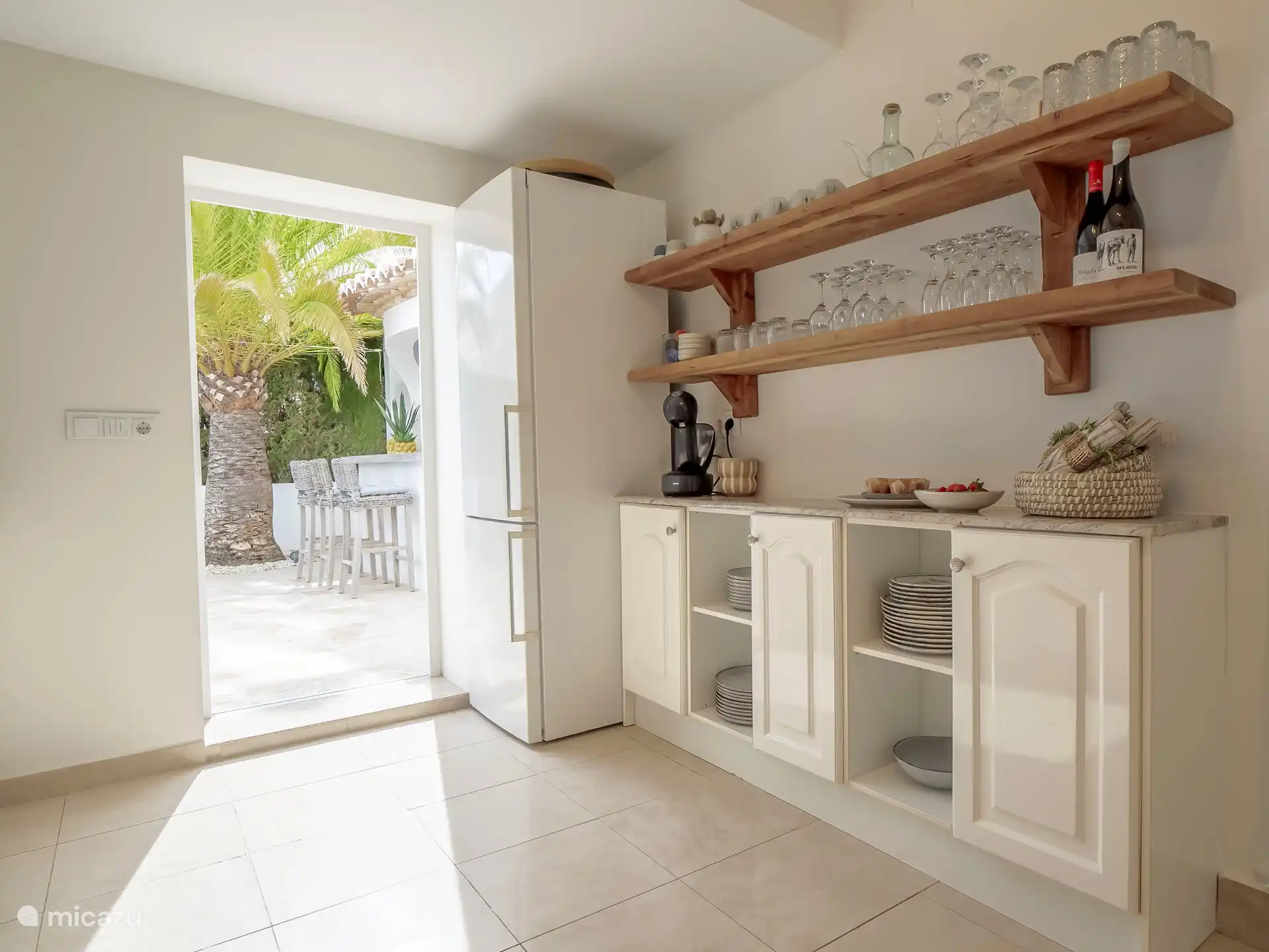 Villa Limonero - Keuken met uitgang naar het terras en zomerbar.