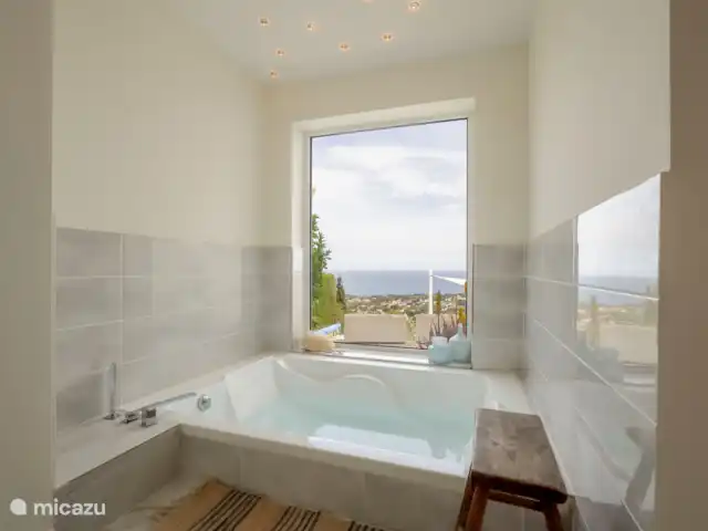Villa Limonero - Vue Mer Panoramique | Espagne, Costa Blanca, Teulada - villa Villa Limonero - Badkamer met bad met prachtig uitzicht van de hoofdslaapkamer.
