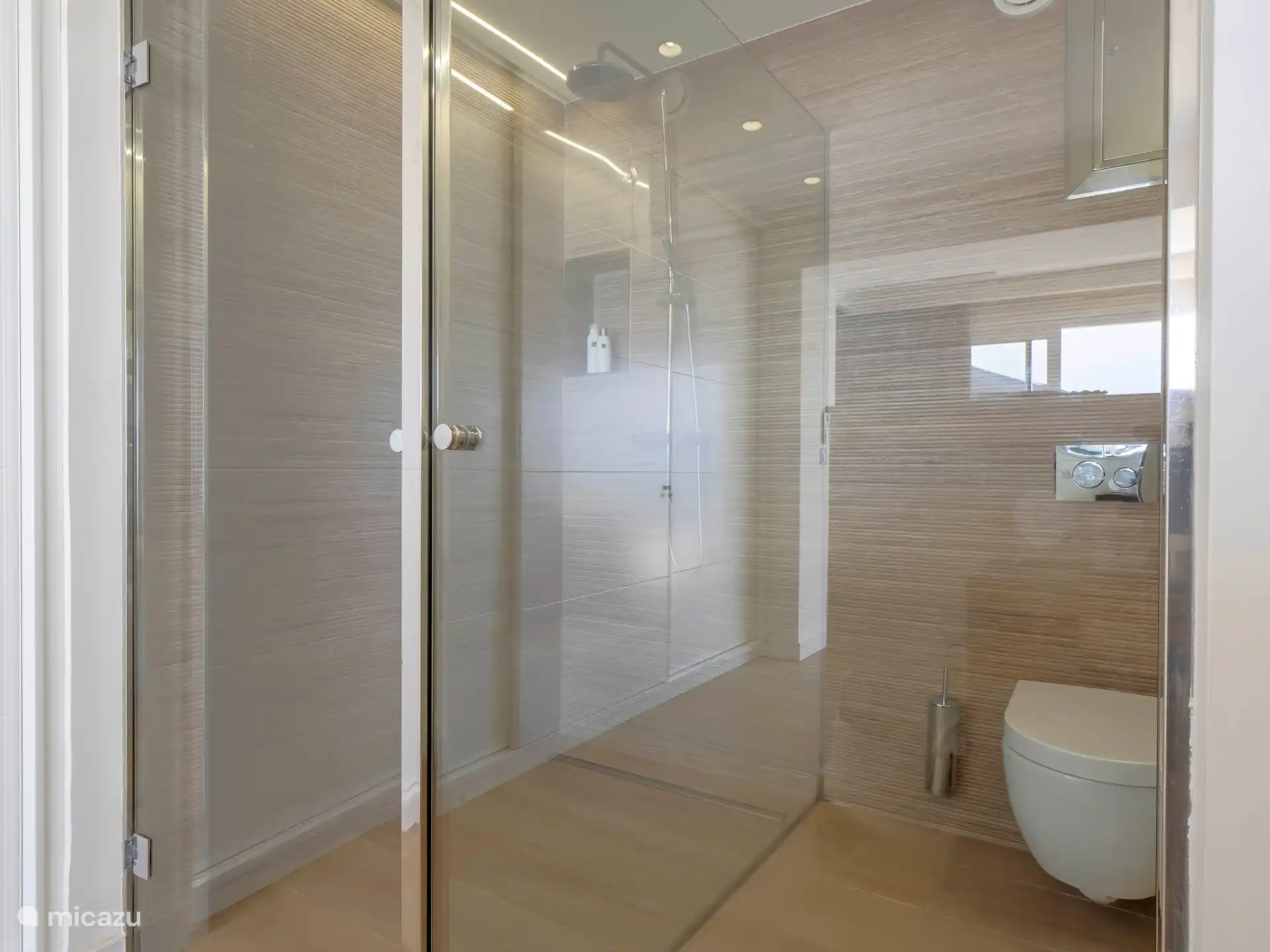 Villa Limonero - Ensuite badkamer van tweede gastenslaapkamer. 