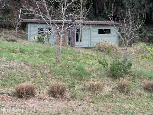 Location de Vacances Espagne, Catalogne, Sant Jaume de Llierca, tiny house - Maison verte vue de la façade de la maison d'hôtes