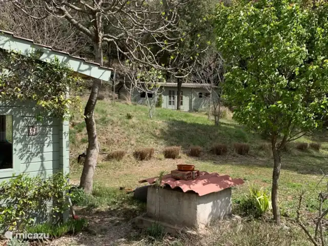 Location de Vacances Espagne, Catalogne, Sant Jaume de Llierca, tiny house - Maison verte vue de la façade de la maison d'hôtes