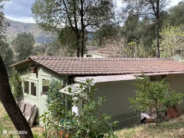 Location de Vacances Espagne, Catalogne, Sant Jaume de Llierca, tiny house - Maison verte vue de la maison d'amis à l'arrière avec vue sur la montagne.