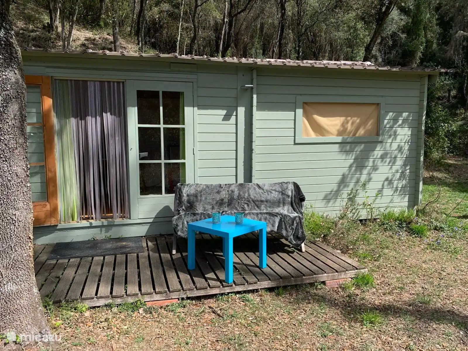 Sitzbereich im Freien mit schönen Stühlen und Bank