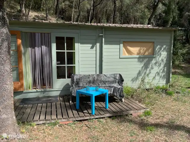 Location de Vacances Espagne, Catalogne, Sant Jaume de Llierca, tiny house - Maison verte coin salon extérieur avec de belles chaises et banc