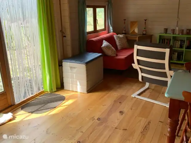 Location de Vacances Espagne, Catalogne, Sant Jaume de Llierca, tiny house - Maison verte coin salon avec canapé (couchage)