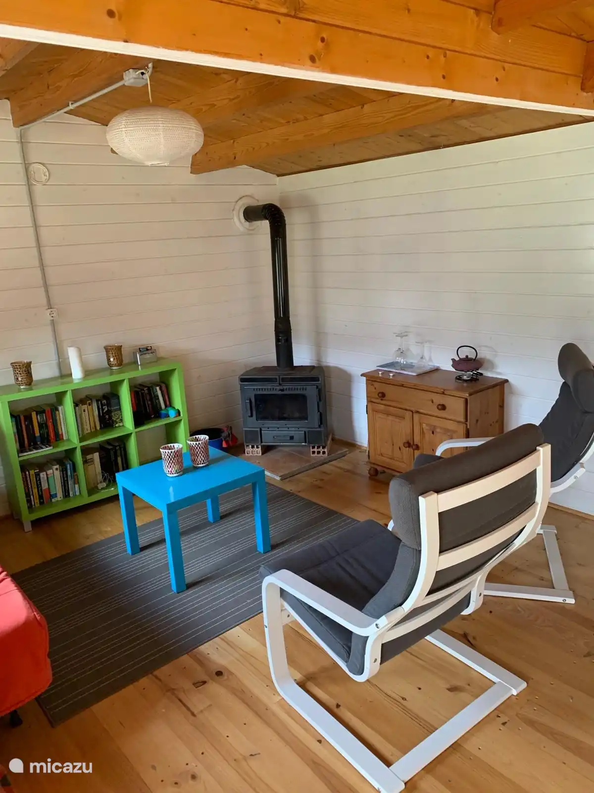 Wohnzimmerbereich mit schönen Stühlen 