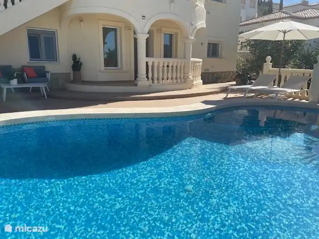 Terrasse mit Swimmingpool