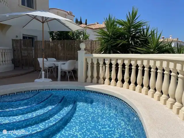 Schwimmbad und Terrasse