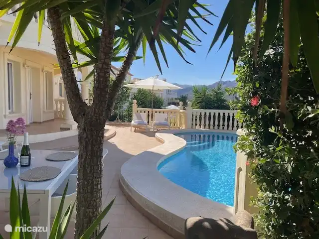 Terrasse und Schwimmbad