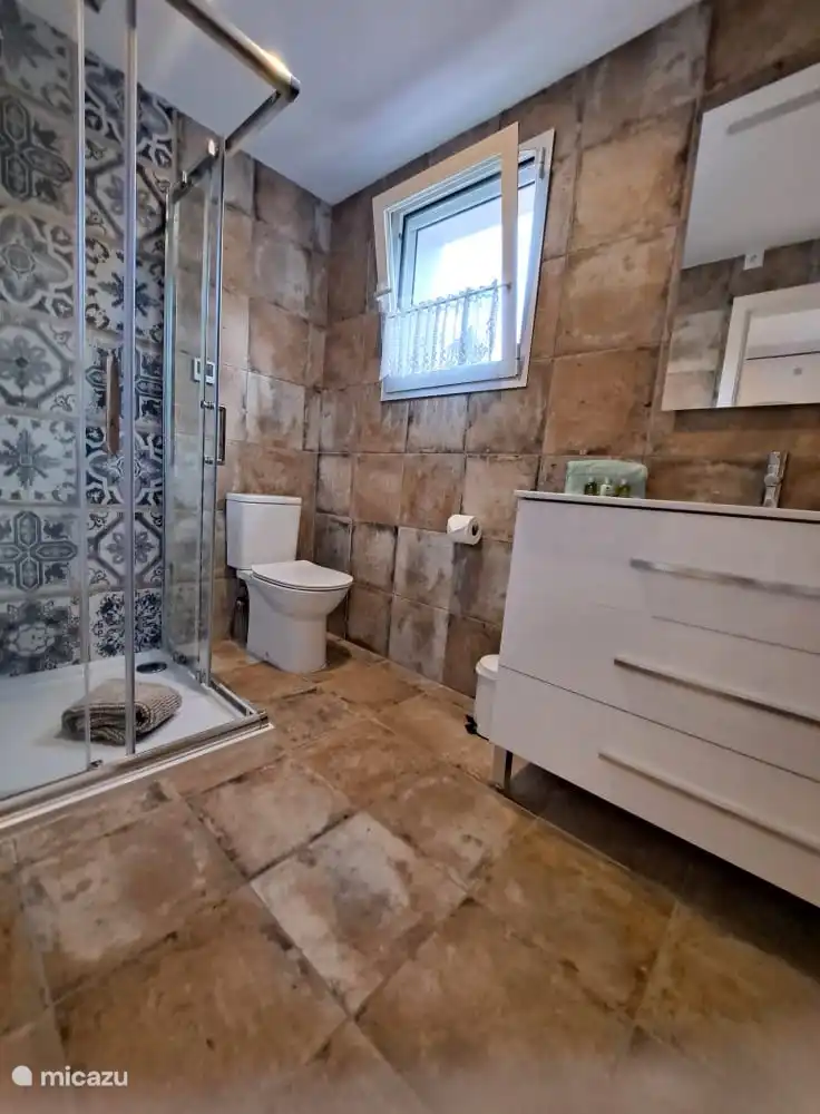 Oliva, private bathroom