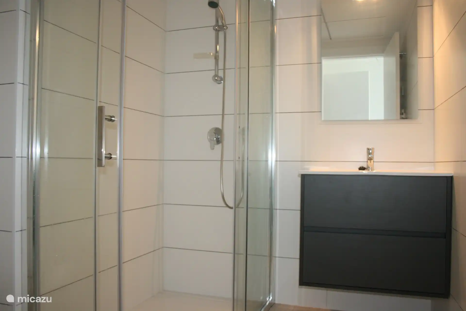 2. Badezimmer mit Dusche und WC