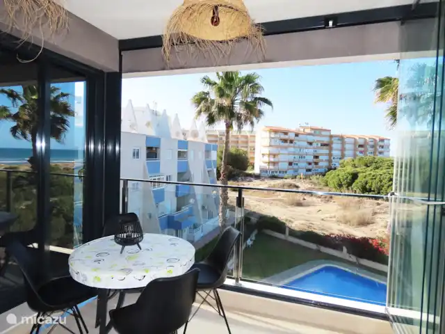 Location de Vacances Espagne, Costa Blanca, La Mata, appartement - Appartement de plage ZZ Plage de Pinada Coin repas supplémentaire sur le balcon avec rideaux de verre