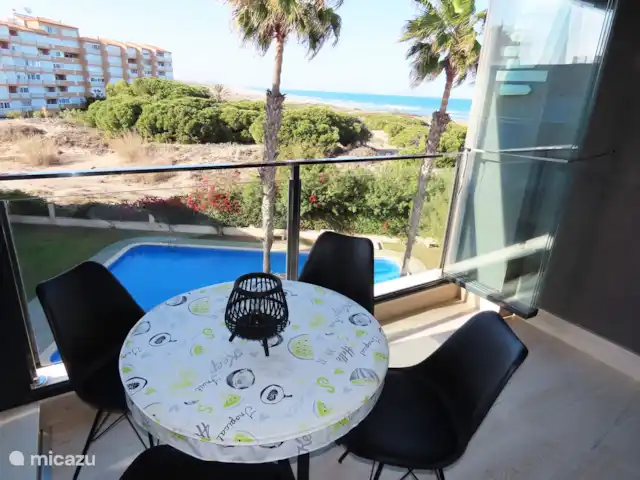 Location de Vacances Espagne, Costa Blanca, La Mata, appartement - Appartement de plage ZZ Plage de Pinada Coin repas supplémentaire sur le balcon avec rideaux de verre