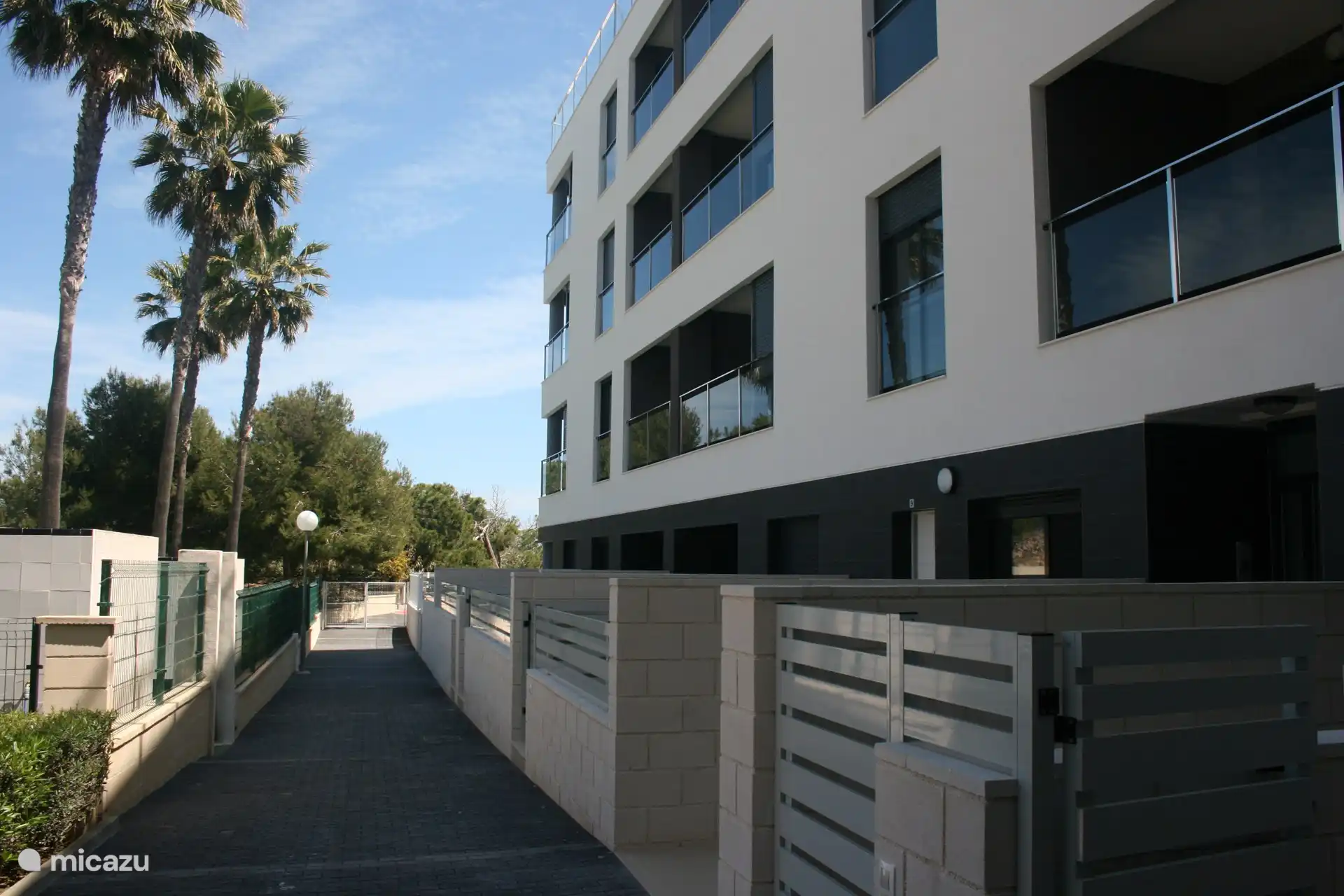 Rückseite des Komplexes in Richtung Schwimmbad