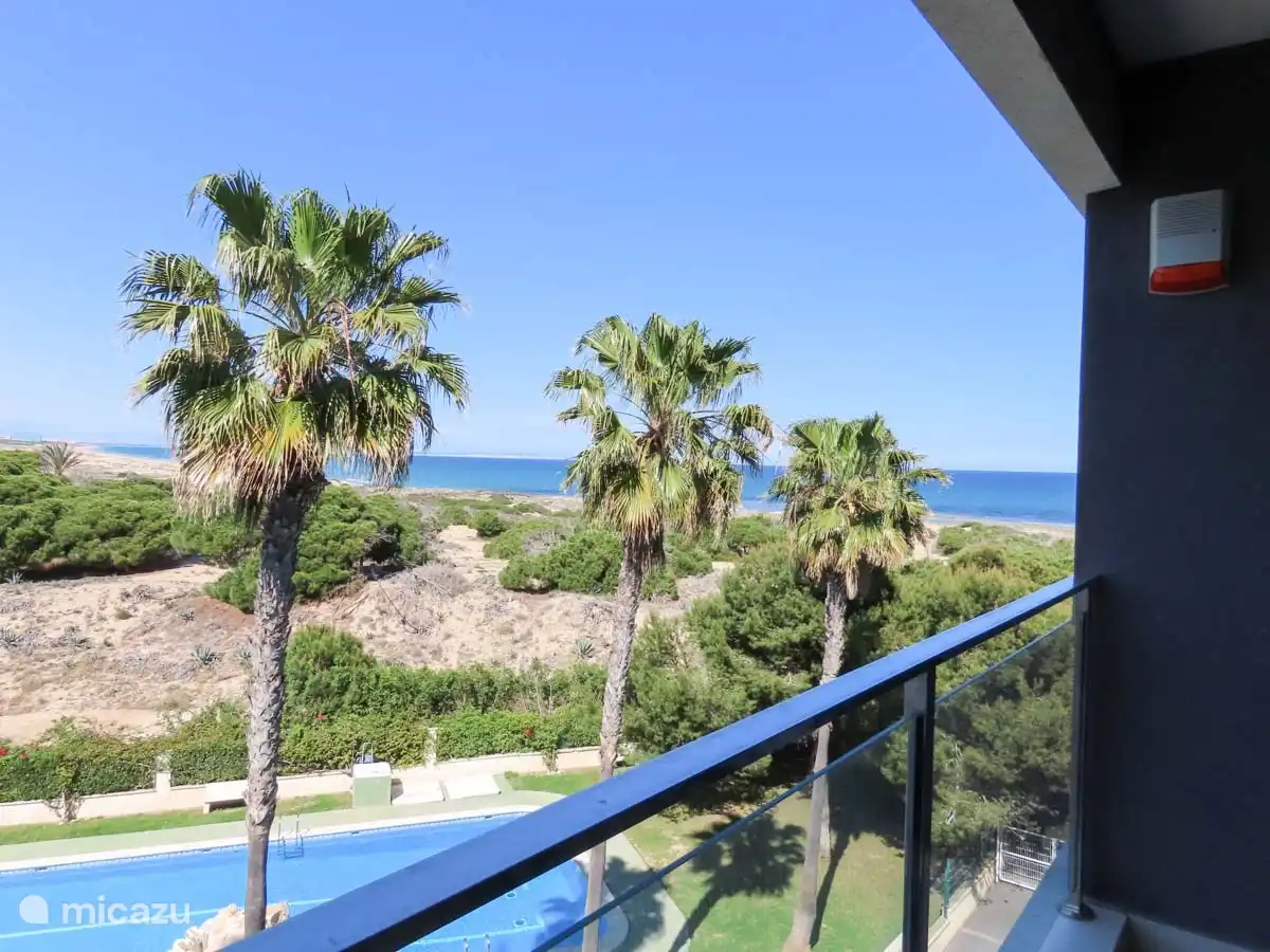 Blick vom Balkon mit Glasvorhängen