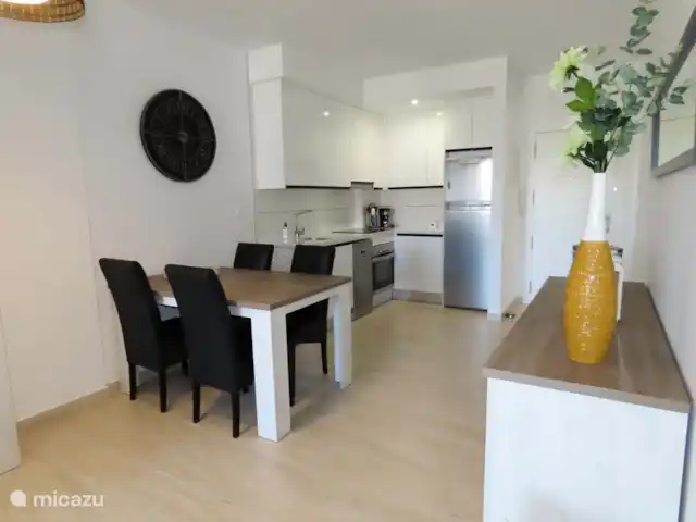 Location de Vacances Espagne, Costa Blanca, La Mata, appartement - Appartement de plage ZZ Plage de Pinada Salon et salle à manger très joliment meublés avec cuisine ouverte