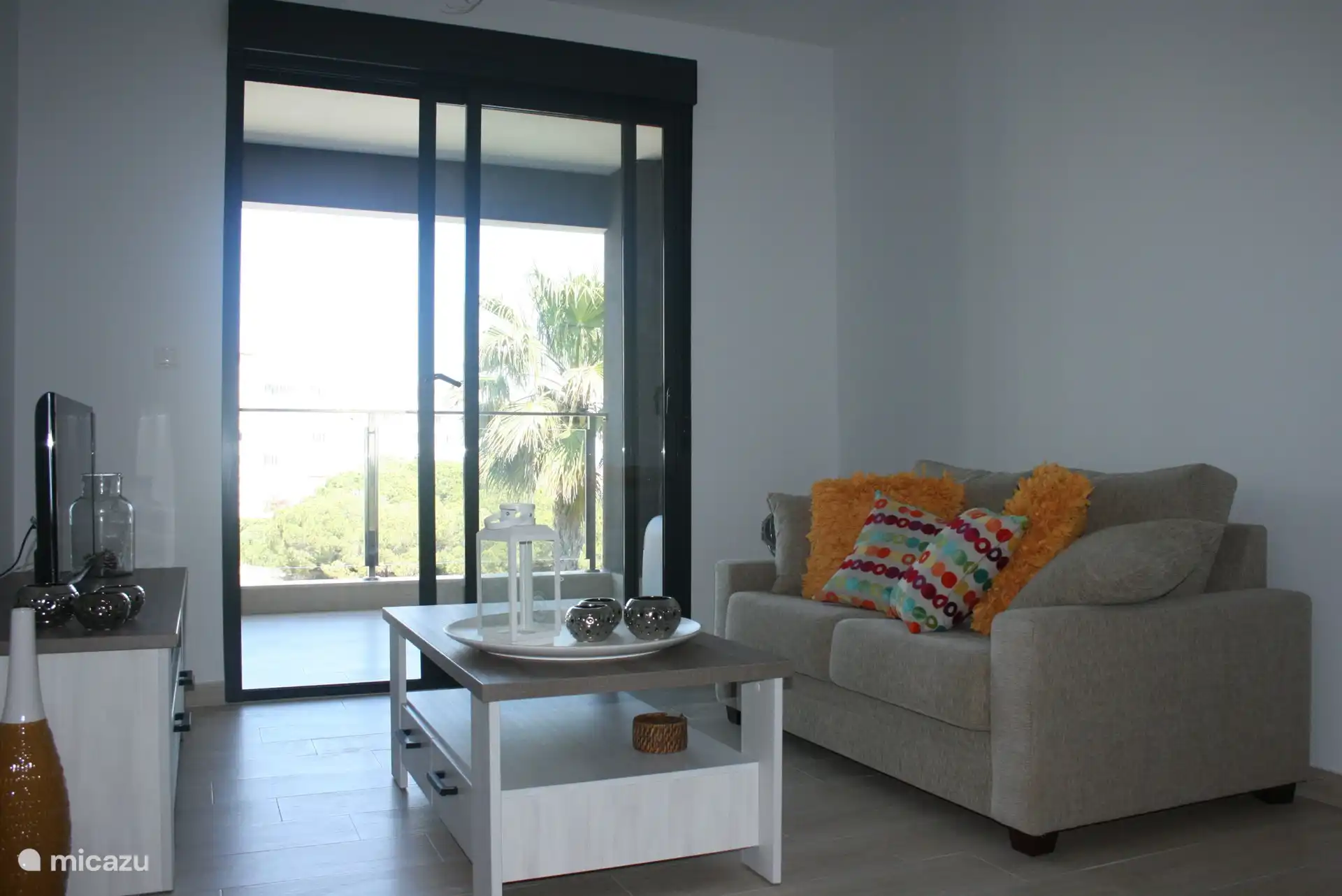 Wohnzimmer mit Zugang zum Balkon, wo Sie den Blick über das Mittelmeer genießen können. 