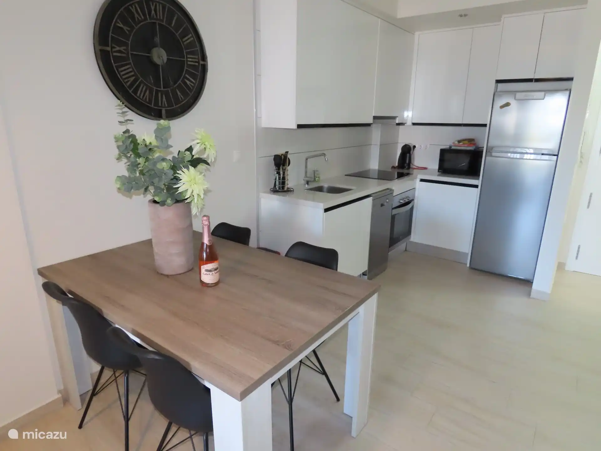 Voll ausgestattete Küche mit Mikrowelle, Geschirrspüler usw. 