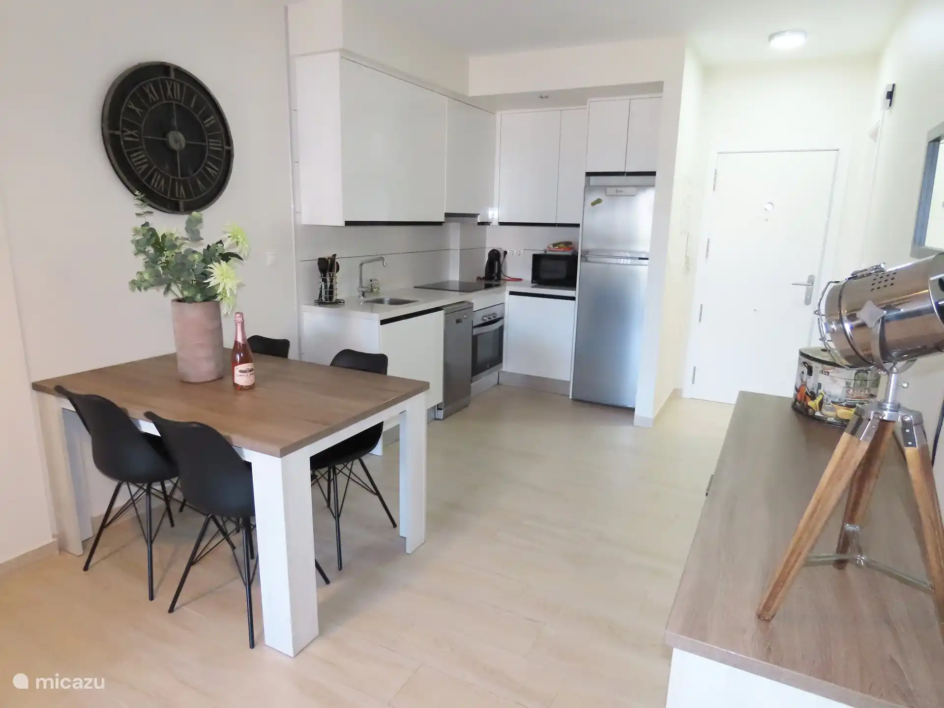 Voll ausgestattete Küche mit Mikrowelle, Geschirrspüler usw. 