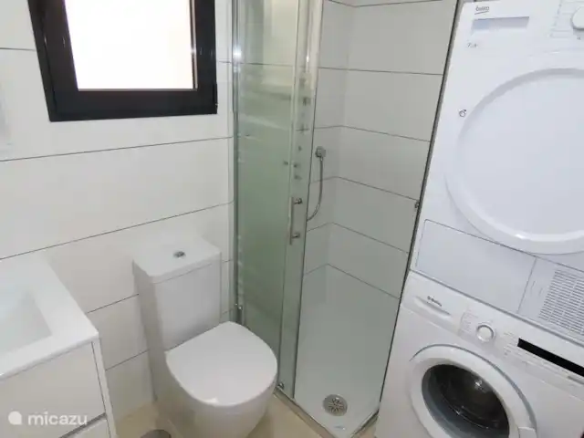Location de Vacances Espagne, Costa Blanca, La Mata, appartement - Appartement de plage ZZ Plage de Pinada Salle de bain avec lave-linge et sèche-linge