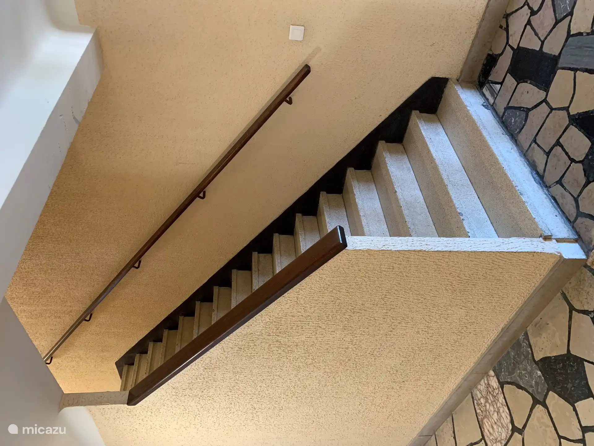 Im Gebäude gibt es keinen Aufzug. Sie nehmen 2/3 dieser Treppen von der Boulevard-/Parkplatzebene zur Wohnung.