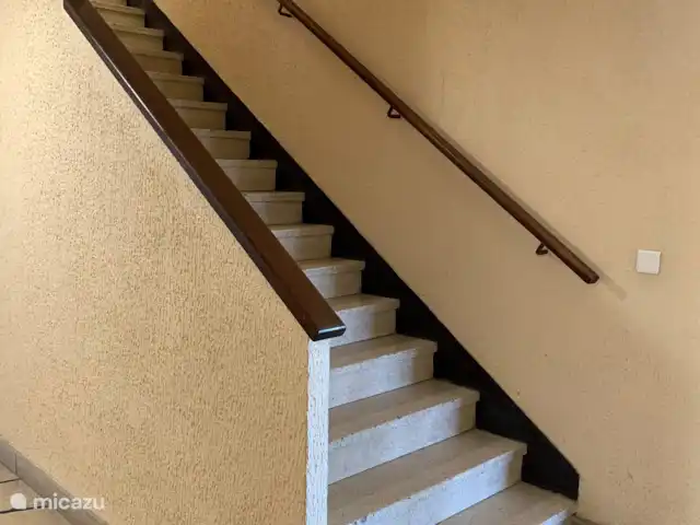 apartamento en Francia, Provenza-Alpes-Costa Azul, La Ciotat – Le Méditerranée, apartamento junto al mar No hay ascensor en el edificio. Se toman 2/3 de estas escaleras desde el nivel del bulevar/estacionamiento hasta el apartamento.