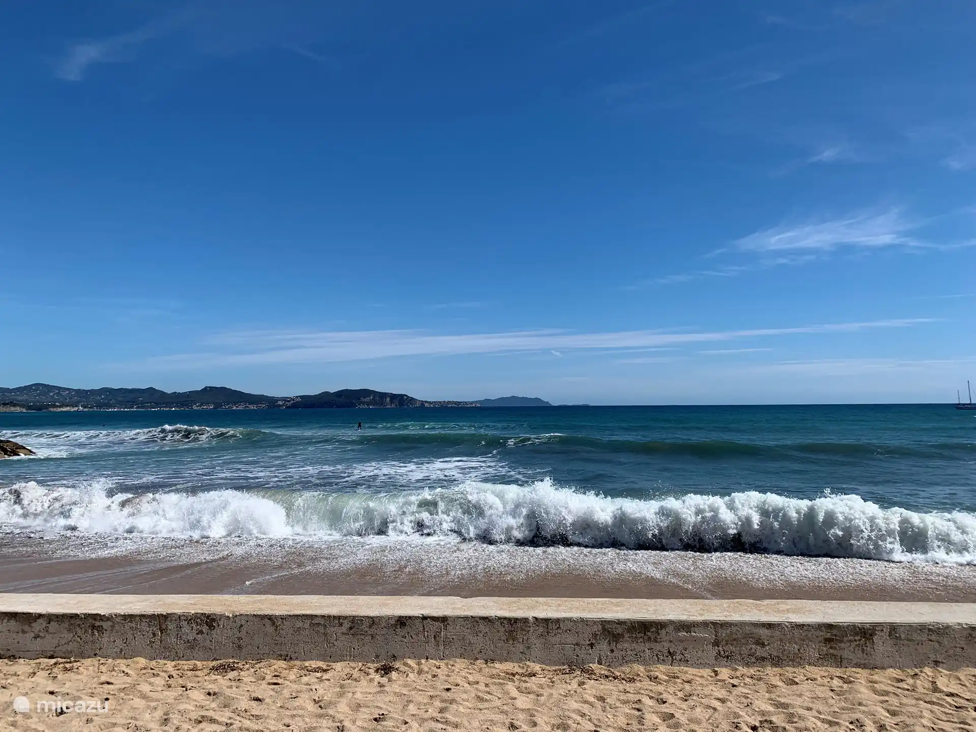 Vom Balkon aus können Sie die Wellen hören und sehen!