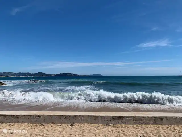apartamento en Francia, Provenza-Alpes-Costa Azul, La Ciotat – Le Méditerranée, apartamento junto al mar ¡Desde el balcón puedes escuchar y ver las olas!
