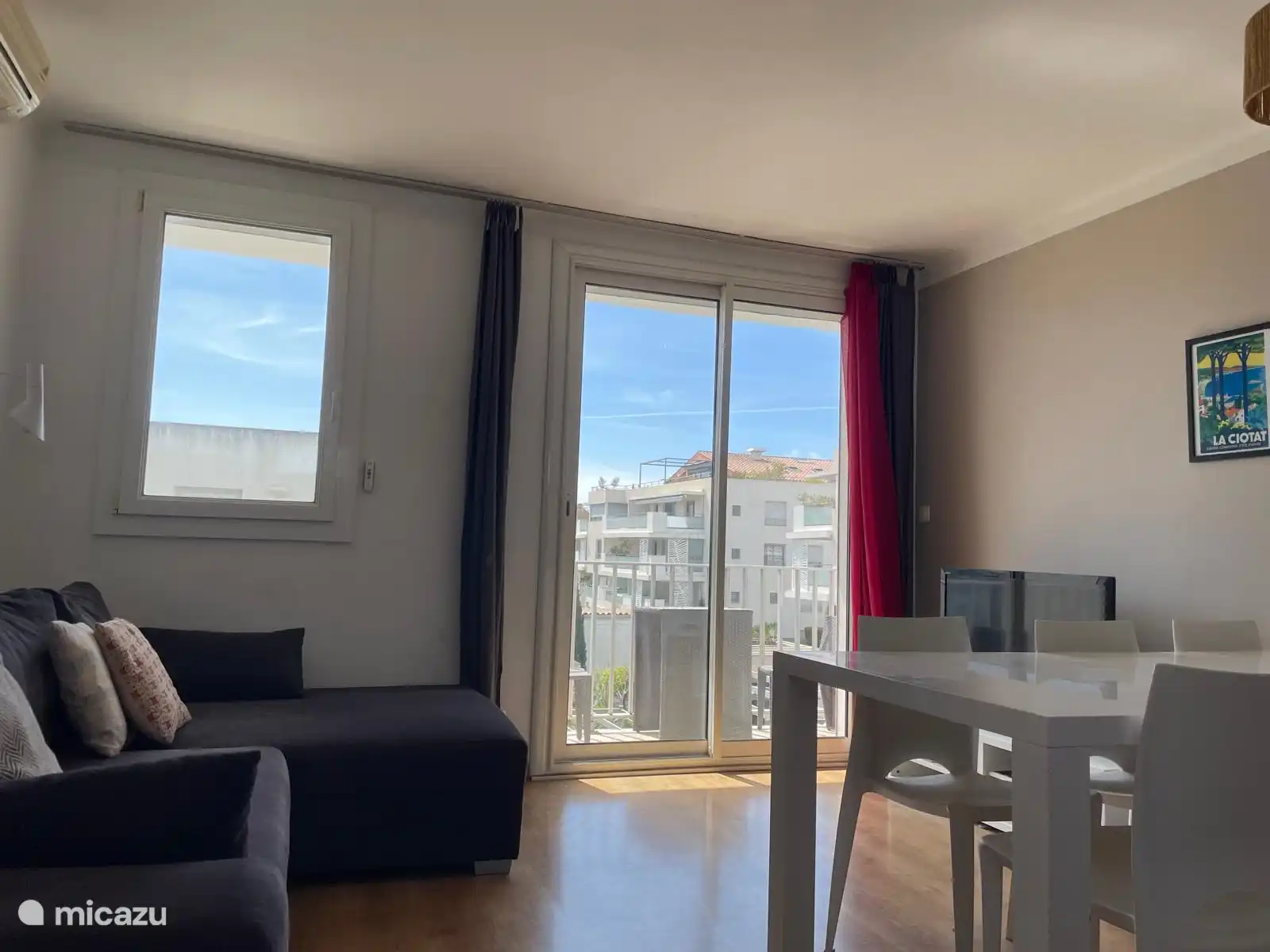 Wohnzimmer mit Zugang zur Terrasse und offener Küche.
Das Sofa kann auch als Schlafsofa genutzt werden.