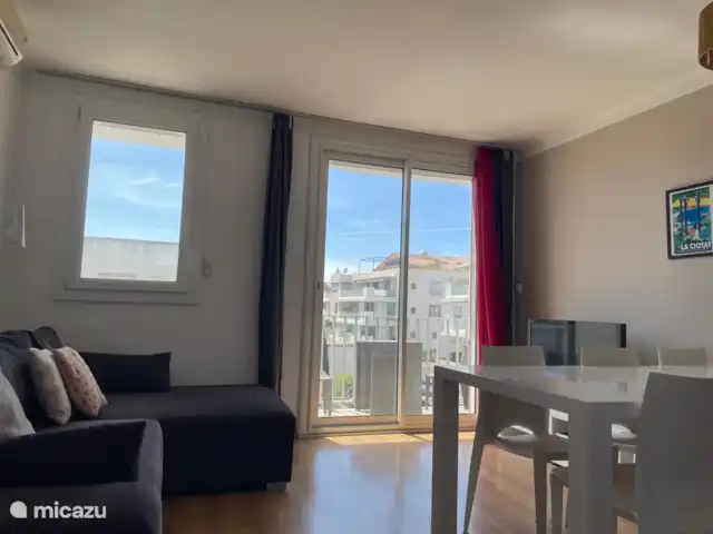 apartamento en Francia, Provenza-Alpes-Costa Azul, La Ciotat – Le Méditerranée, apartamento junto al mar Salón con acceso a terraza y cocina abierta.
El sofá también se puede utilizar como sofá cama.